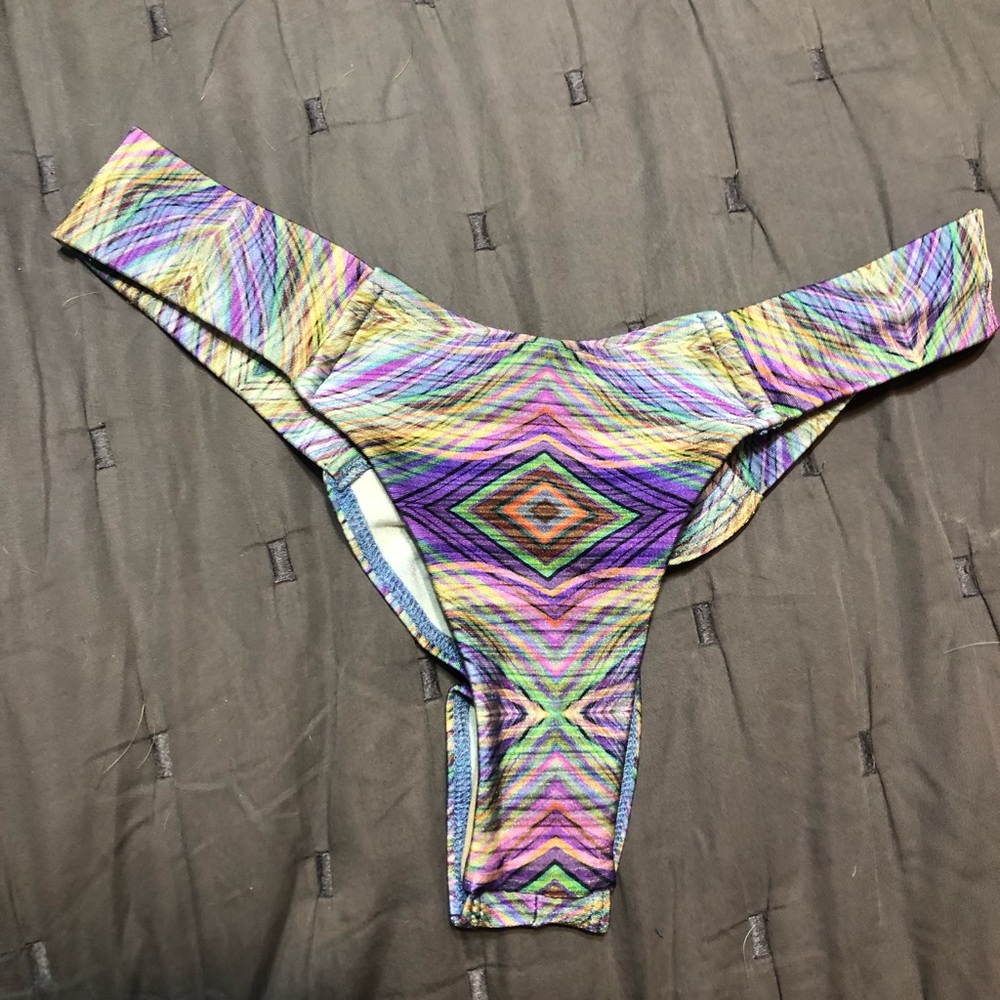Montce Swim Uno Thong Scrunch Butt